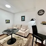 Apartment Modern Two-bedroom With Garden & Parking *
