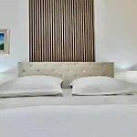 Modern Two-bedroom With Garden & Parking *
