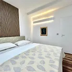 Modern Two-bedroom With Garden & Parking Apartment *