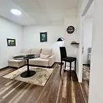 Modern Two-bedroom With Garden & Parking Apartment *