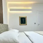 Apartment Modern Two-bedroom With Garden & Parking *