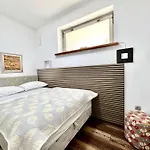 Apartment Modern Two-bedroom With Garden & Parking