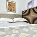 Modern Two-bedroom With Garden & Parking Apartment *