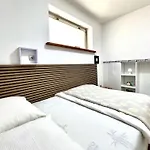 Modern Two-bedroom With Garden & Parking