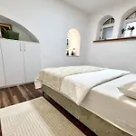 Apartment Modern Two-bedroom With Garden & Parking *