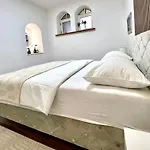 Apartment Modern Two-bedroom With Garden & Parking