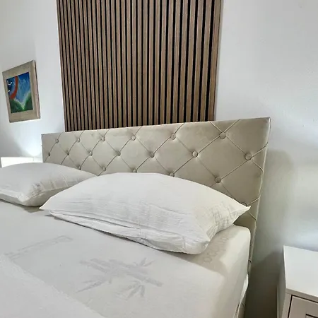 Modern Two-bedroom With Garden & Parking