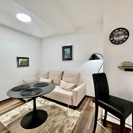 Apartment Modern Two-bedroom With Garden & Parking *