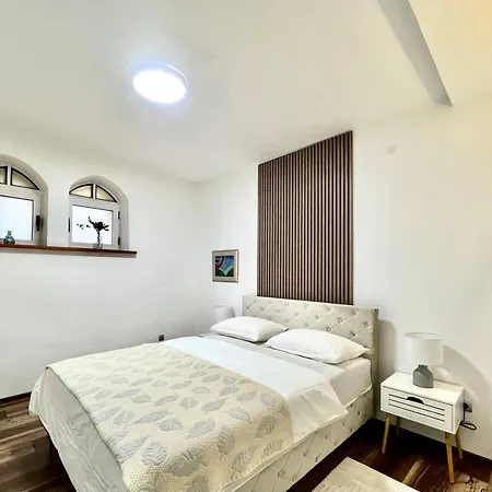 Modern Two-bedroom With Garden & Parking