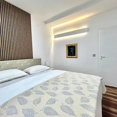 Modern Two-bedroom With Garden & Parking Apartment *