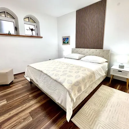 Modern Two-bedroom With Garden & Parking Apartment