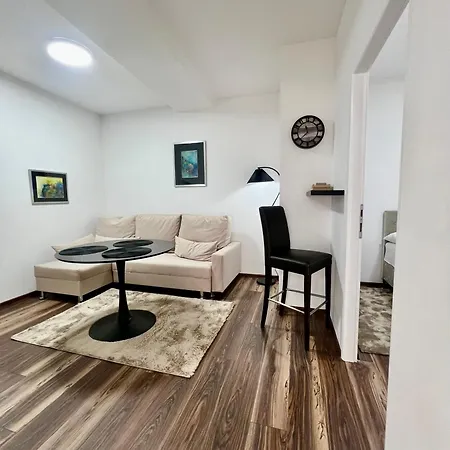 Modern Two-bedroom With Garden & Parking Apartment *