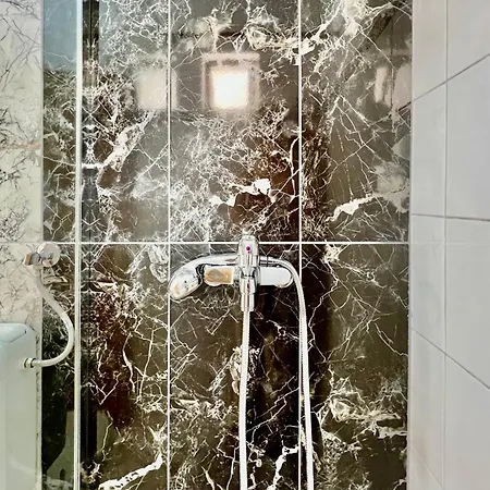 Modern Two-bedroom With Garden & Parking Apartment