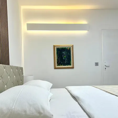 Apartment Modern Two-bedroom With Garden & Parking *