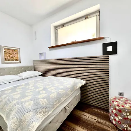 Διαμέρισμα Modern Two-bedroom With Garden & Parking