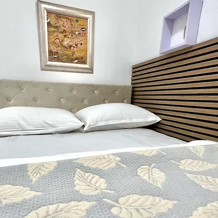 Modern Two-bedroom With Garden & Parking Apartment *