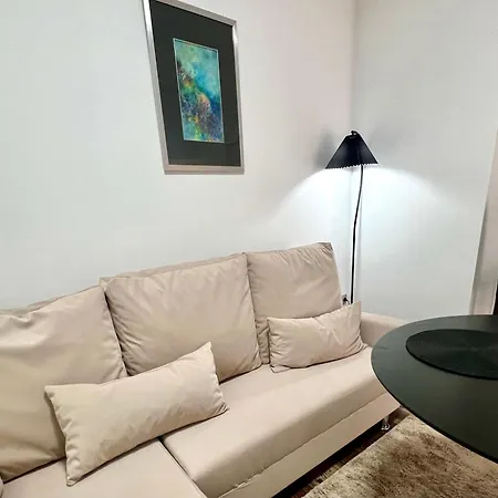 Διαμέρισμα Modern Two-bedroom With Garden & Parking *