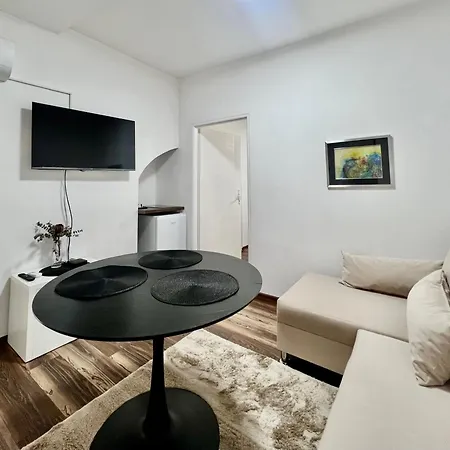 Modern Two-bedroom With Garden & Parking