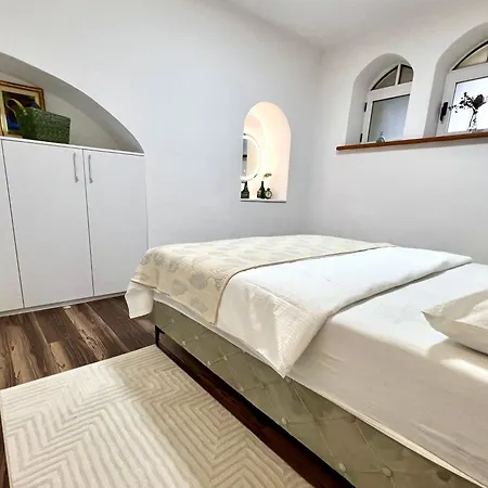 Apartment Modern Two-bedroom With Garden & Parking *