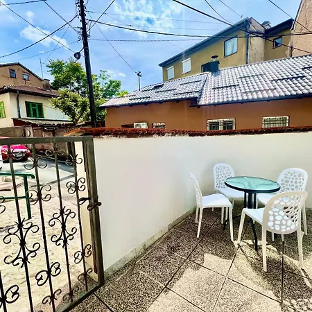 Διαμέρισμα Modern Two-bedroom With Garden & Parking